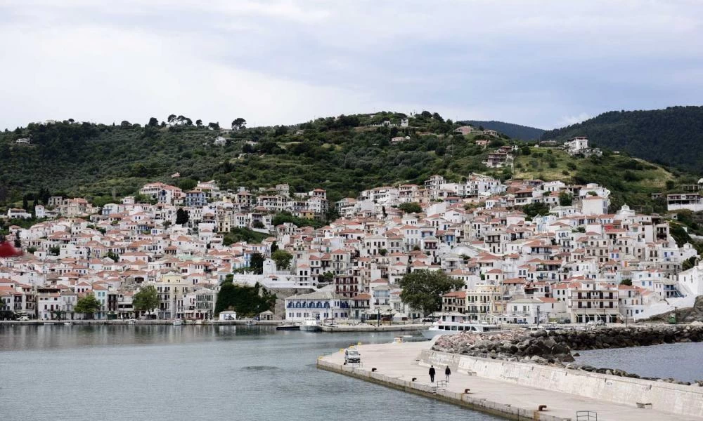 Σκόπελος: Σακάτεψε στο ξύλο την κοπέλα του στις διακοπές επειδή δεν του είπε καλημέρα